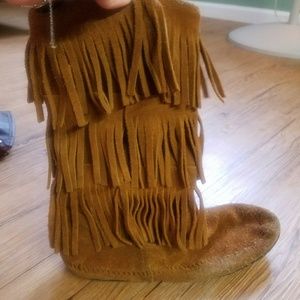 Minnetonka tan fringe boots